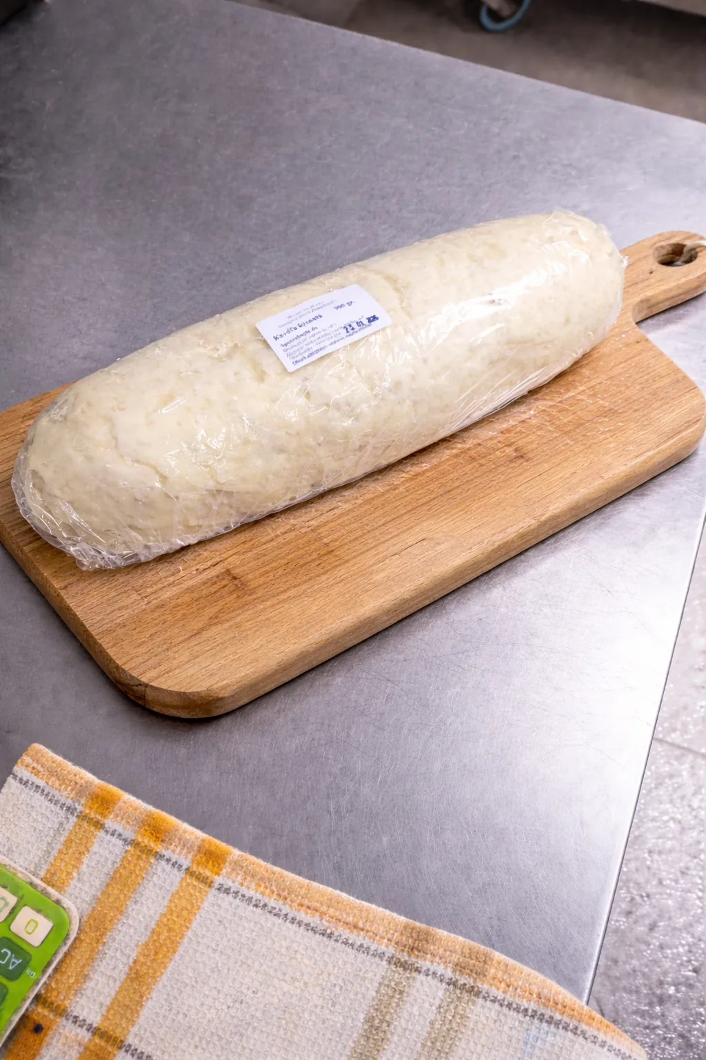Knedľa 600 g zabalená vo fólii na drevenej doske